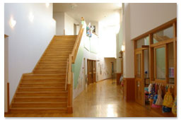 １階廊下と２階へ続く階段